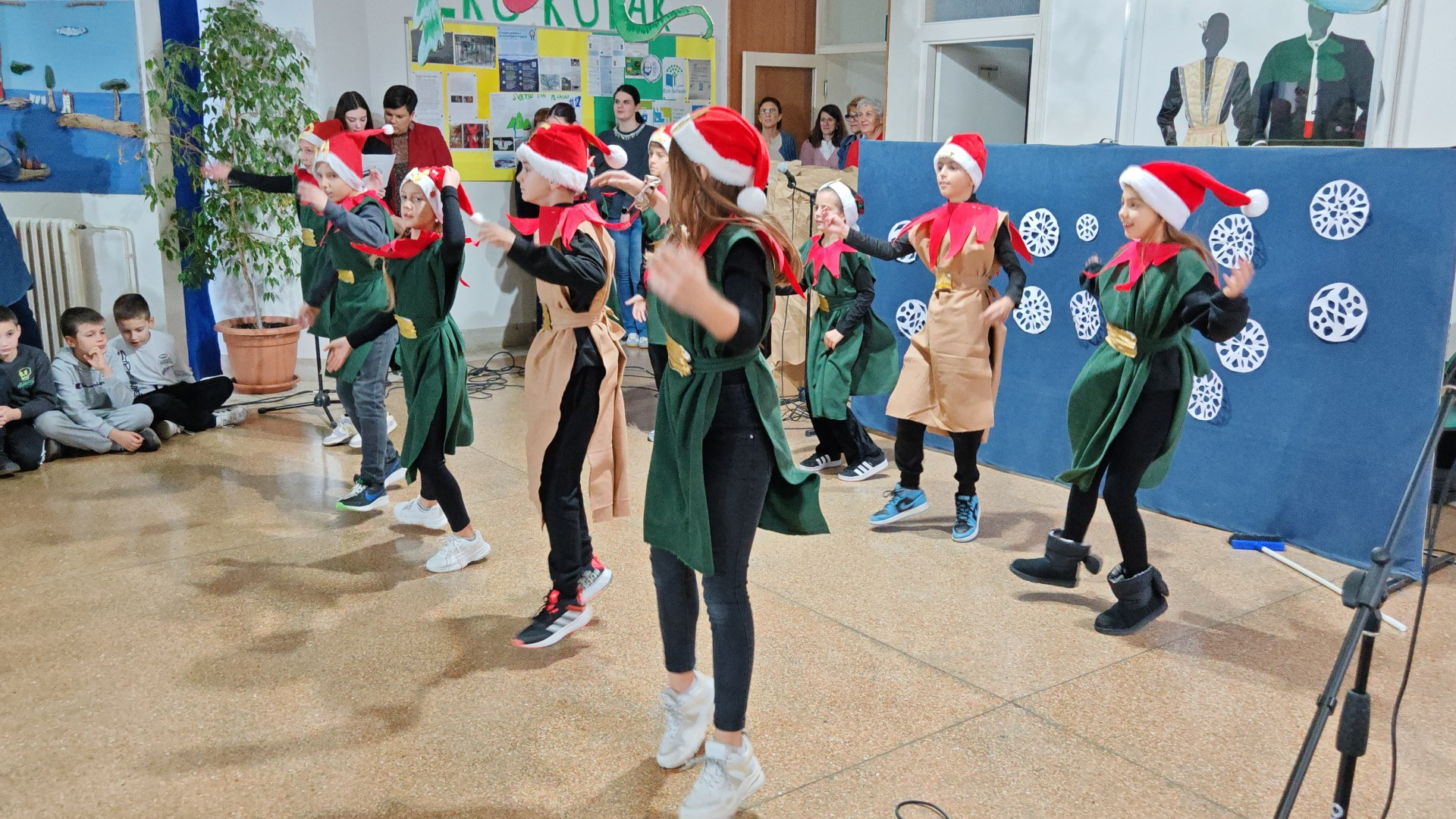 U četvrtak, 19. prosinca 2024., u Osnovnoj školi Majstora Radovana održala se tradicionalna božićna priredba koja je ispunila srca učenika, roditelja i učitelja toplinom blagdanskog duha, podsjećajući sve prisutne na važnost Božića kao vremena radosti, obiteljskog zajedništva i tihe, ali snažne božićne čarolije.